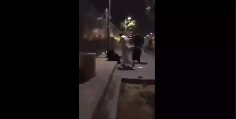  القبض على رجل ضرب بنت في شوارع السعودية (فيديو) 