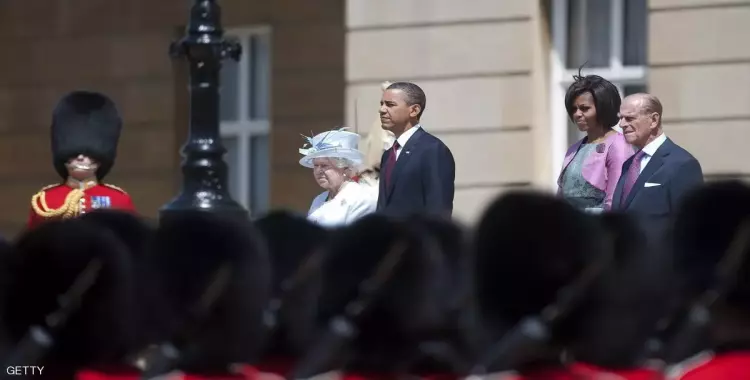  الملكة إليزابيث تتحدى «أوباما» وزوجته 