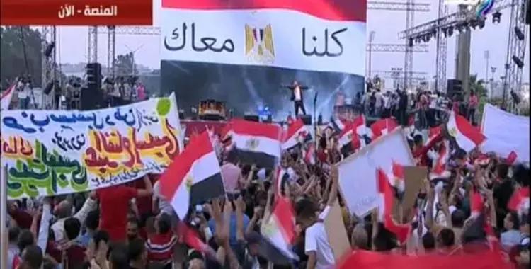  المنصة الآن.. محمد نور والليثي وشحتة كاريكا يغنون دعما للسيسي (صور وفيديو) 