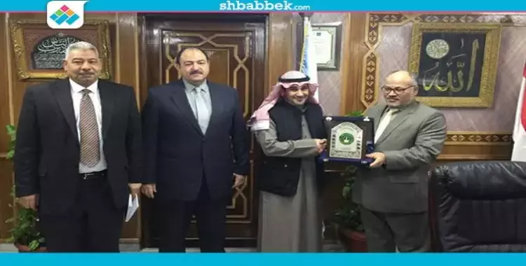  «الهدهد» يهدي درع جامعة الأزهر لرئيس المكتب الثقافي الكويتي 