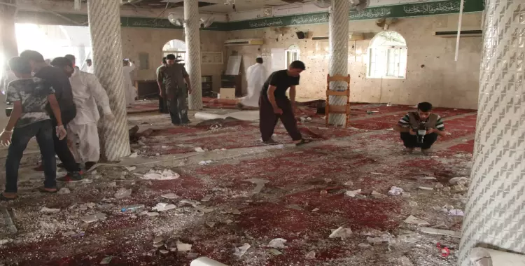  انتحاري يفجر نفسه ويقتل عدد من المصلين داخل مسجد بالسعودية 