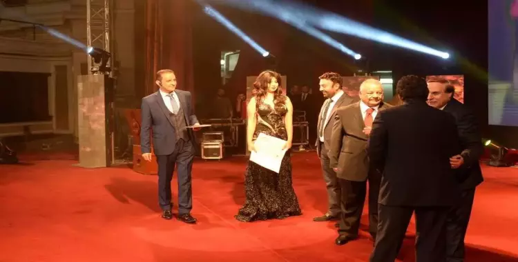  انتقادات واسعة بعد تكريم بطلة «يا سونة» على مسرح جامعة القاهرة 