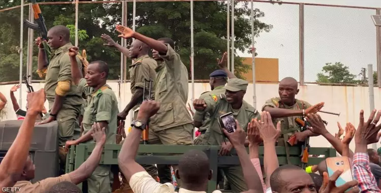  انقلاب مالي.. جنود يتمردون ويلقون القبض على الرئيس ومسئولين عسكريين 