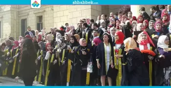 بالزغاريد.. طلاب بـ«علاج طبيعي القاهرة» يحتفلون بتخرجهم أمام القبة (صور)