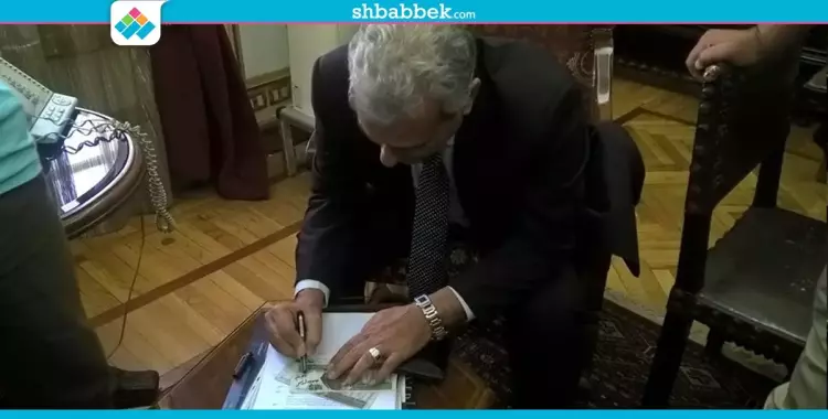  بالصور| 100 جنيه للفرد.. إهداءات جابر نصار لموظفي مكتبه 