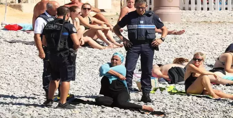  بالصور.. إجبار امرأة مسلمة على خلع «البوركيني» بفرنسا 