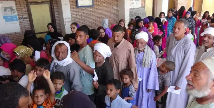  بالصور.. جامعة المنيا تطلق قافلة شهر رمضان لأهالي قرية «الكوم الحمر» 