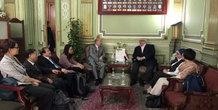  بالصور.. رئيس جامعة عين شمس يلتقي وفد «مجموعة الناشرين الصينيين» بقصر الزعفران 