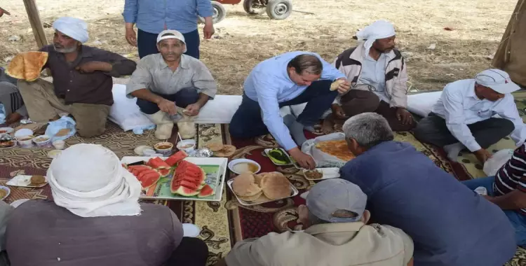  بالفطير والعسل.. رئيس جامعة سوهاج يشارك العمال غدائهم بعد «دريس القمح» (صور) 