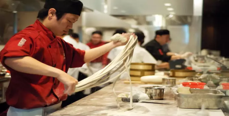  بالفيديو.. تحضير النودلز في المطاعم الصينية على أصولها 