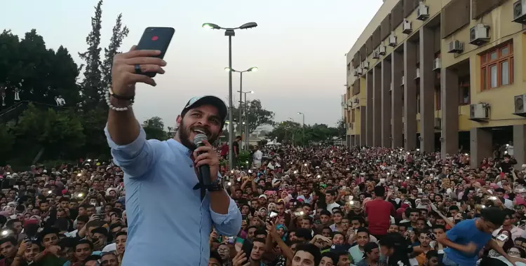  بحضور آلاف الطلاب.. كريم محسن ومحمد رشاد يشعلون حفل تجارة عين شمس 