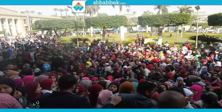  بسبب حفل عمرو حسن.. تكدس طلابي أمام قبة جامعة القاهرة (صور) 