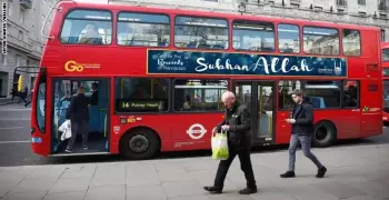 بعد انتخاب أول عمدة مسلم.. «سبحان الله» على الحافلات البريطانية