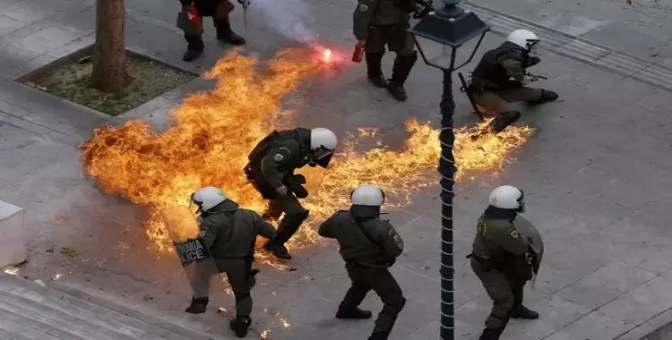  بـ«قنابل الغاز».. الشرطة اليونانية تفرق المتظاهرين أمام البرلمان 