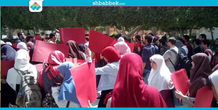  بلافتات حمراء.. طلاب «هندسة الإسكندرية» يتضامنون مع ضحايا حلب 