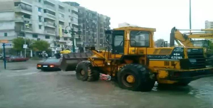  «بلدوزر» يتحول إلى وسيلة نقل في الأسكندرية (فيديو) 