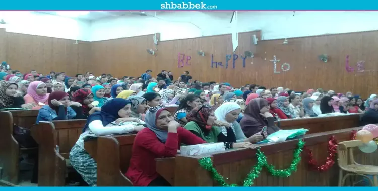  «بيطري القاهرة» توزع استمارات النشاط على الطلاب في حفل الاستقبال 