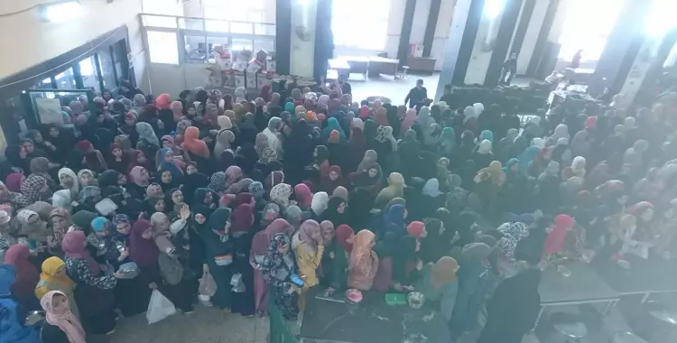  تزاحم طوابير طالبات الأزهر في مطعم المدينة الجامعية (فيديو) 