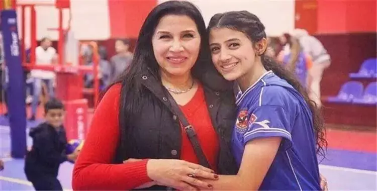 هناء حمزة وابنتها مريم مصطفى لاعبة الطائرة 