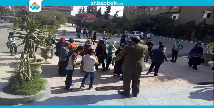  تظاهر طلاب بـ«تجارة حلوان» أمام رئاسة الجامعة.. تعرف على السبب 