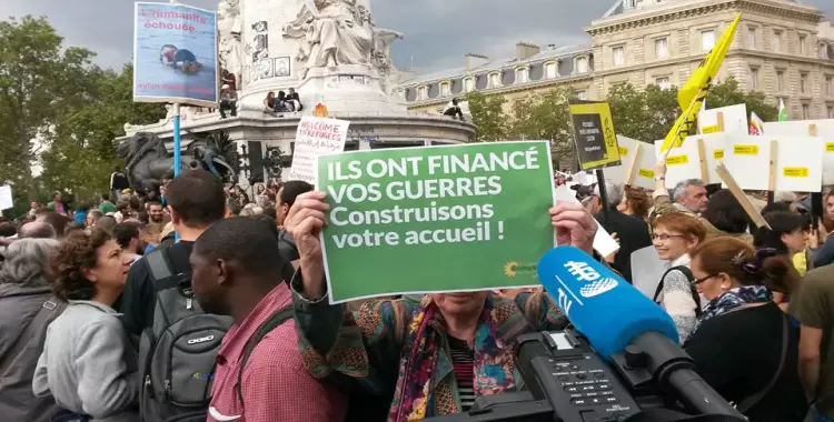  تظاهرة في وسط باريس للمطالبة باستقبال اللاجئين السوريين 