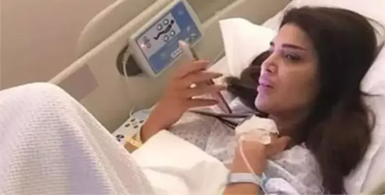  المطربة دينا حايك على سرير إحدى المستشفيات 