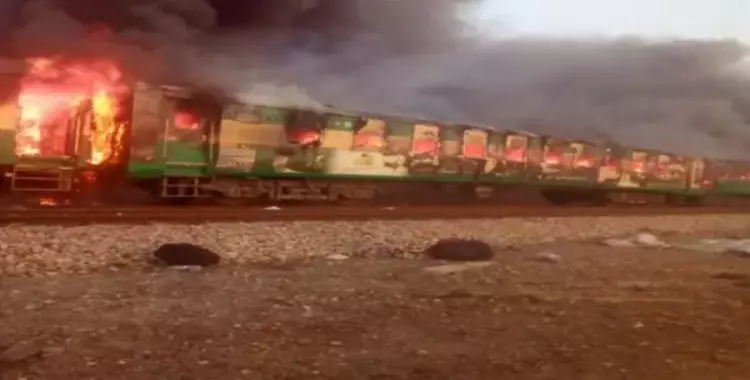 تفحم عشرات الأشخاص بسبب حريق قطار في باكستان (فيديو) 