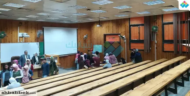  توافد الطلاب على إعادة انتخابات اتحاد طلاب كلية إعلام القاهرة 