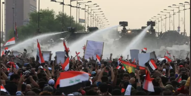  توافد مئات المتظاهرين العراقيين على ساحة الطيران في بغداد لكسر حظر التجوال 