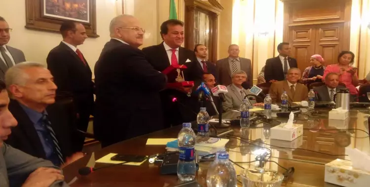  رئيس جامعة القاهرة يُهدي وزير التعليم العالي «درع الخريجين» 