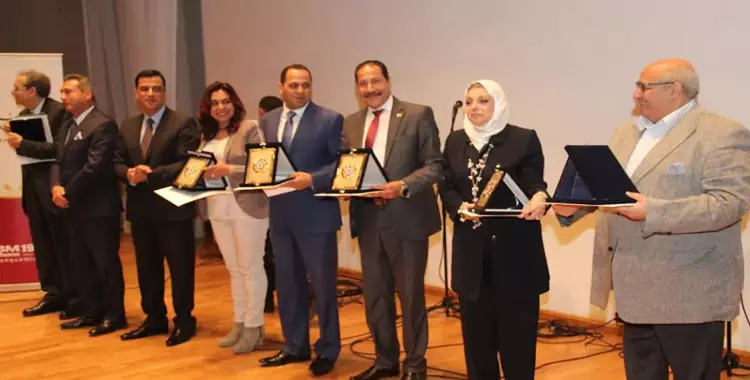  جامعة عين شمس تكرم طلابها المشاركين في مشروع محو الأمية 