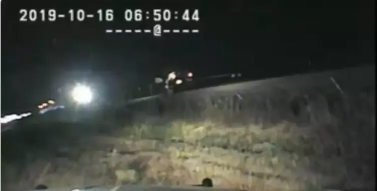 حادث مرعب.. شرطي ينقذ شخصا فاقد للوعي من سيارته قبل دهسه بالقطار (فيديو) 