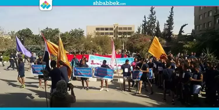  حاملين أعلام مصر.. طلاب جامعة حلوان يشاركون في «سباق الطريق» 