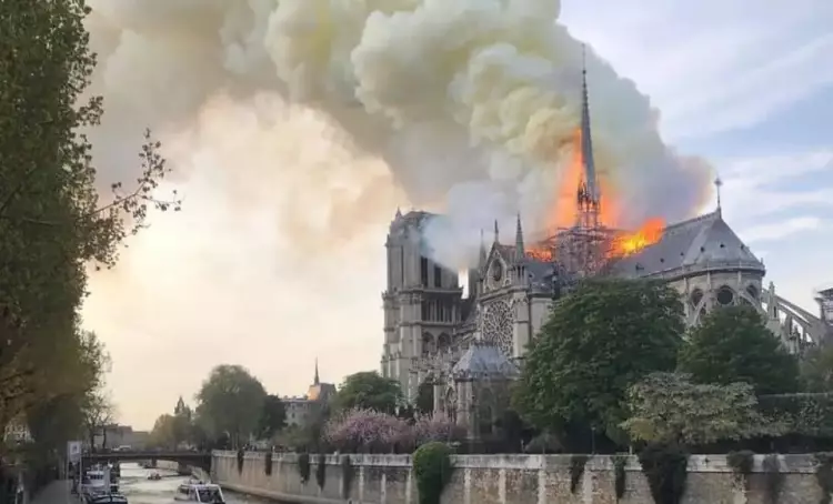  حريق يلتهم كاتدرائية «نوتردام» التاريخية في باريس.. وترامب يعلق 