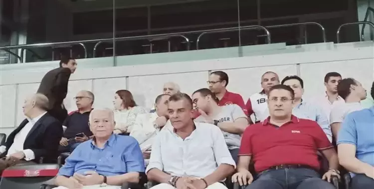  تواجد حسن حمدي لدعم الأهلي من الملعب في إحدى مباريات العام الماضي 