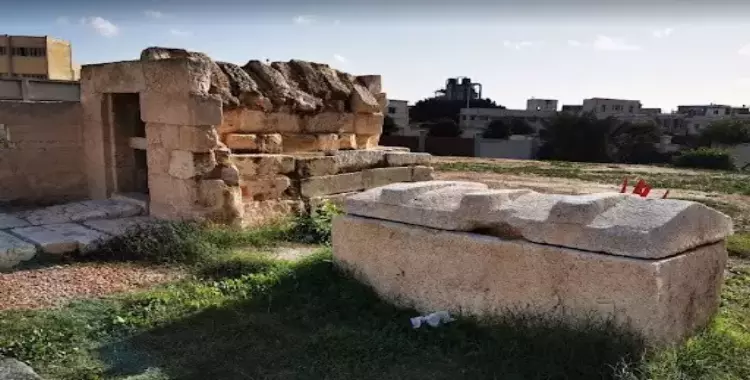 حفار الإزالات يصل مقبرة الإمام ورش شيخ القراء الشهير