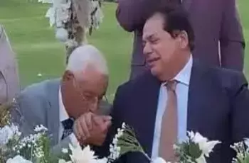 حقيقة صورة حسام موافي يقبل يد محمد أبو العينين أثناء فرح ابنته« فيديو»