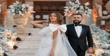 خالد عليش وزوجته يصلوا مصر ويدخلوا في حجر صحي 7 أيام
