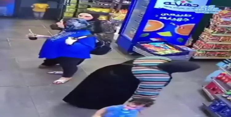  خطف طفل اليوم من والدته داخل سوبر ماركت.. (فيديو) 