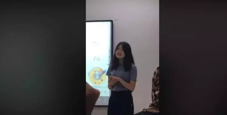  دكتورة أجنبية بجامعة بدر تغني «3 دقات».. شاهد تفاعل الطلاب معها 