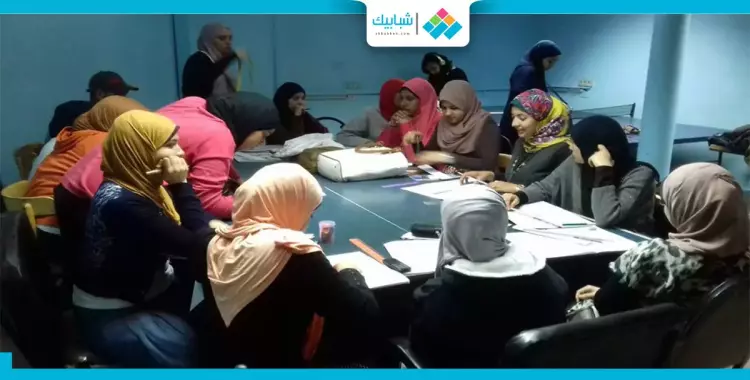  دورة تعليم الخياطة لطالبات «تجارة القاهرة» 
