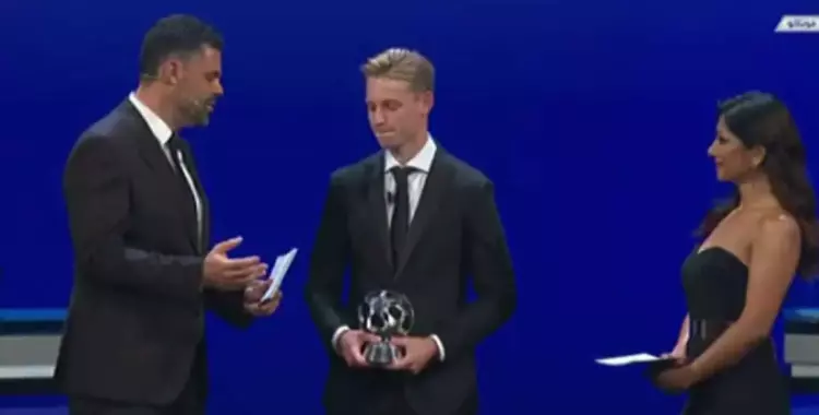  دي يونج يفوز بجائزة أفضل خط وسط في أوروبا 2019 