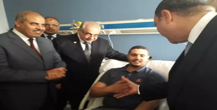  رئيس جامعة الأزهر يزور مصابي حادث الواحات البحرية بمستشفى الشرطة 