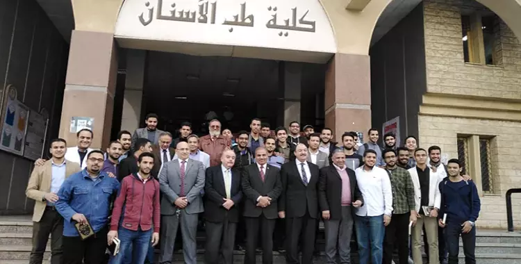  رئيس جامعة الأزهر يكرم طلاب الأسنان لفوزهم بالمركز الأول على مستوى الجامعات 