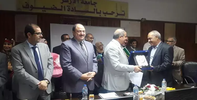  رئيس جامعة الأزهر يكرم مدير عام الشئون الإدارية لبلوغه سن المعاش 