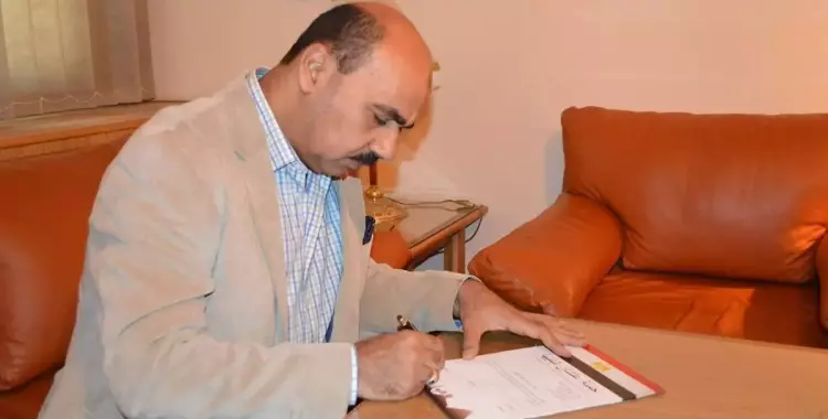  رئيس جامعة الفيوم يوقع استمارة «علشان تبنيها» لمطالبة السيسي بالترشح لفترة ثانية 