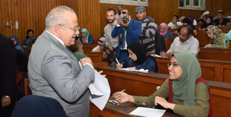  رئيس جامعة القاهرة يتفقد سير لجان الامتحان بالكليات 