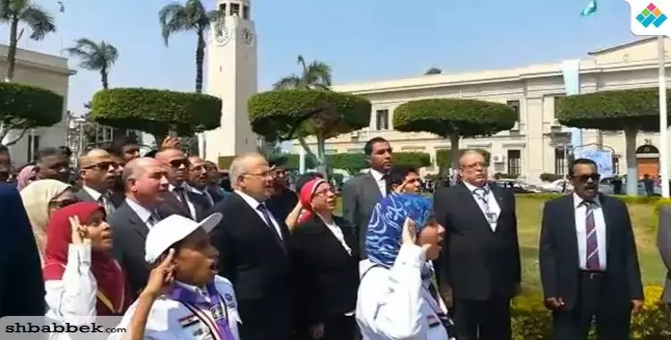  رئيس جامعة القاهرة يردد النشيد الوطني ويرفع العلم الجمهوري «فيديو» 
