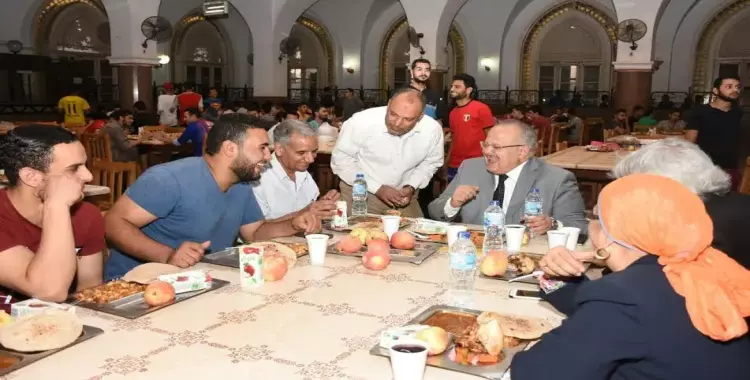  رئيس جامعة القاهرة يشارك طلاب المدينة الجامعية إفطار رمضان 