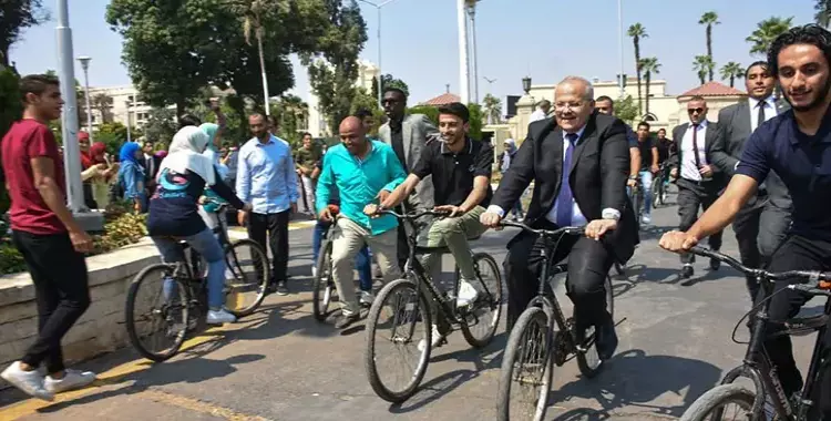  رئيس جامعة القاهرة يقود ماراثون الدراجات ويشارك في الألعاب الرياضية 